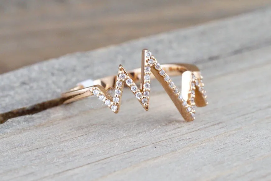 18 karat Rose Gold Diamond Heart Beat Row Zig Zag Ring Band Cocktail